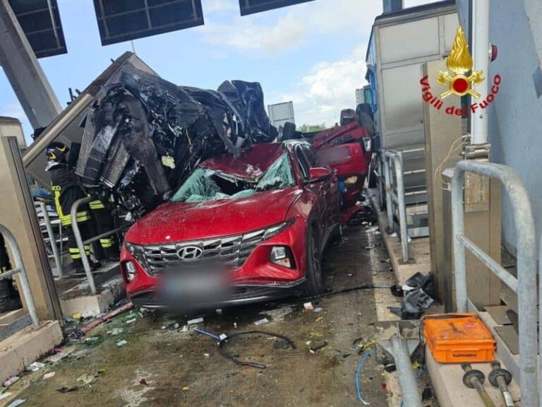 Rosignano. Incidente al casello autostradale, tre morti