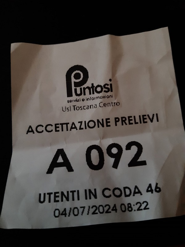 L'inutile  biglietto di accesso alla coda