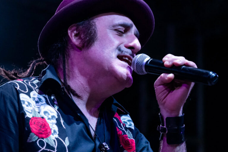 Tonino Carotone sul palco del Santomato Live
