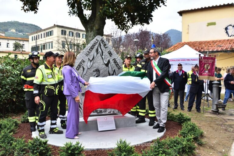 Pescia inaugurazione monumento ai Vigili del Fuoco