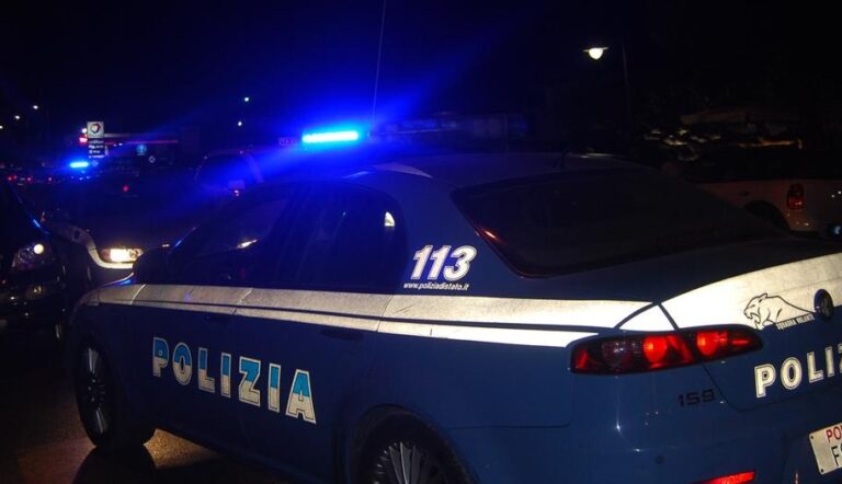 Chiede a un gruppo di ragazzi di non scorrazzare in motorino, 42enne aggredito a Lucca