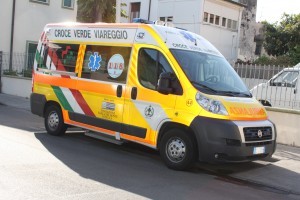 Scontro auto-moto, tre feriti a Seravezza