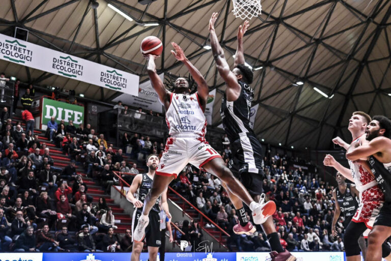 Un’Olimpia versione schiacciasassi sbanca il PalaCarrara: 82-115
