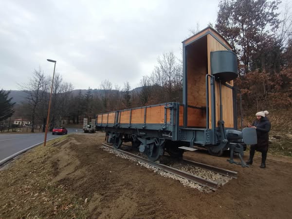 Un vagone della ferrovia FAP, torna sui binari