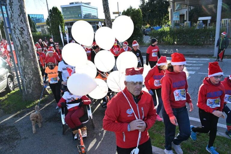 500 babbi natali di corsa alla vigilia del Natale