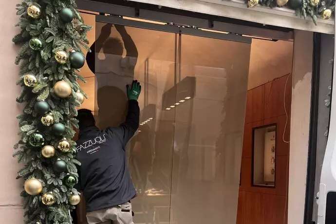 Furto con spaccata in gioielleria a Prato, razzia di orologi