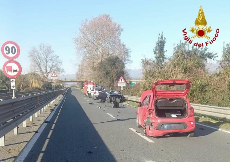 Viareggio. Scontro tra auto, muoiono donna e sua nipote di 8 anni, gravi altri due bambini