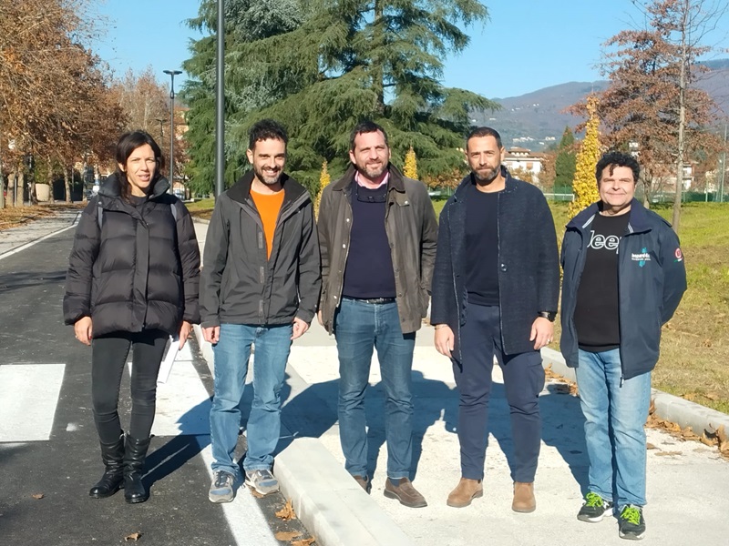 Pistoia, conclusa la pista ciclabile in via del Villone e via di Valdibr… Pistoia, conclusa la pista ciclabile in via del Villone e via di Valdibr…