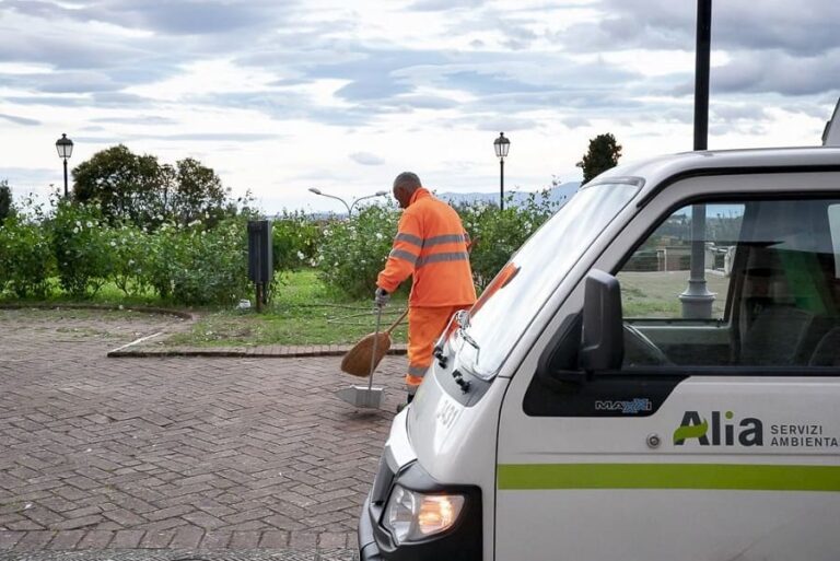 Agliana, rimossi contenitori per la raccolta abiti usati diventati discariche