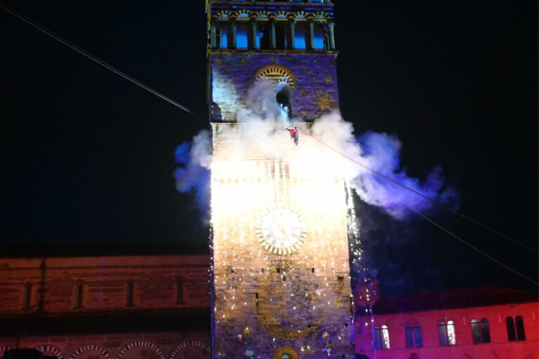 La Befana è scesa dal campanile in mezzo a oltre 6mila persone
