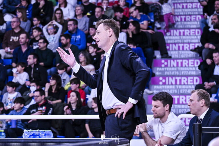 L’Estra verso il giro di boa, coach Okorn presenta la sfida contro la Pallacanestro Trieste