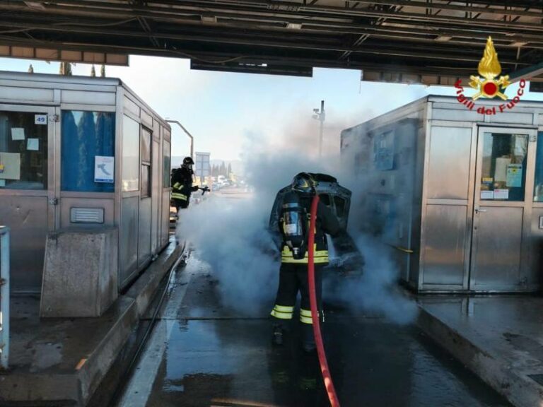 Auto in fiamme al casello Prato Ovest dell’autostrada, traffico in tilt