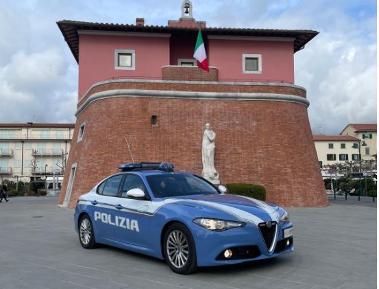 Furto in profumeria a Forte dei Marmi, la Polizia sulle tracce del ladro