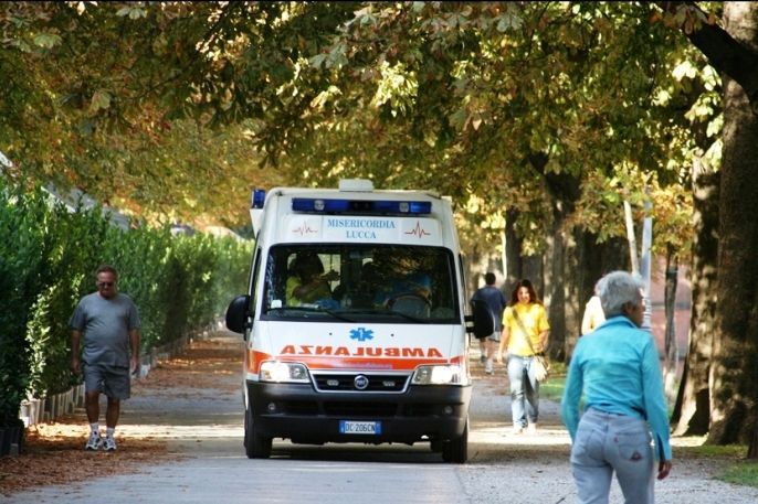Donna incinta all’ospedale in codice rosso dopo uno scontro tra due auto