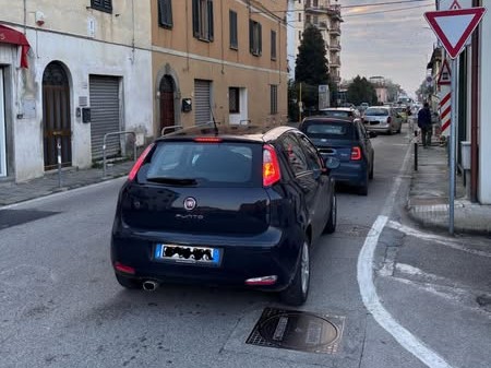 Passaggio a livello bloccato per ore a Capostrada