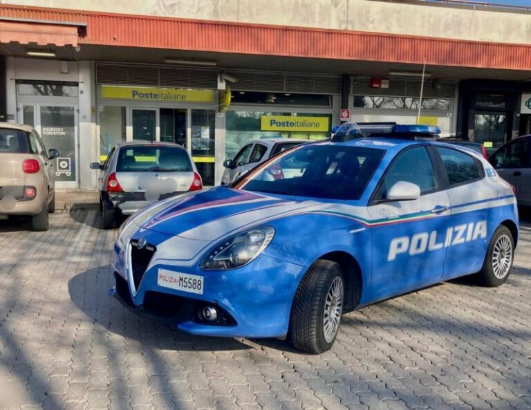 Tentano di riscuotere assegni falsificati. Arrestati due uomini
