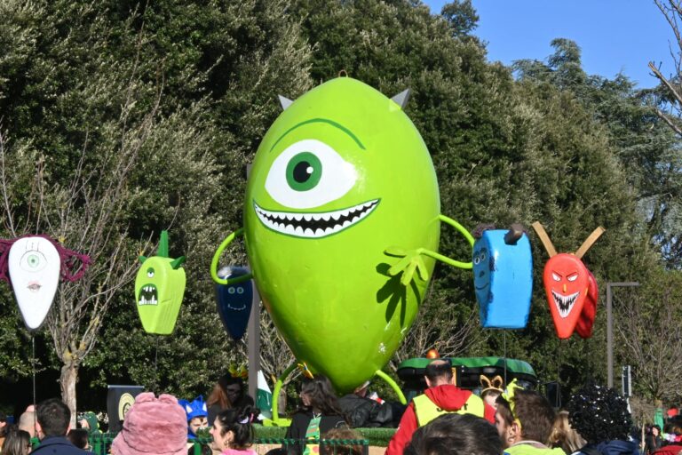 La seconda sfilata del Carnevale pistoiese in piazza della Resistenza