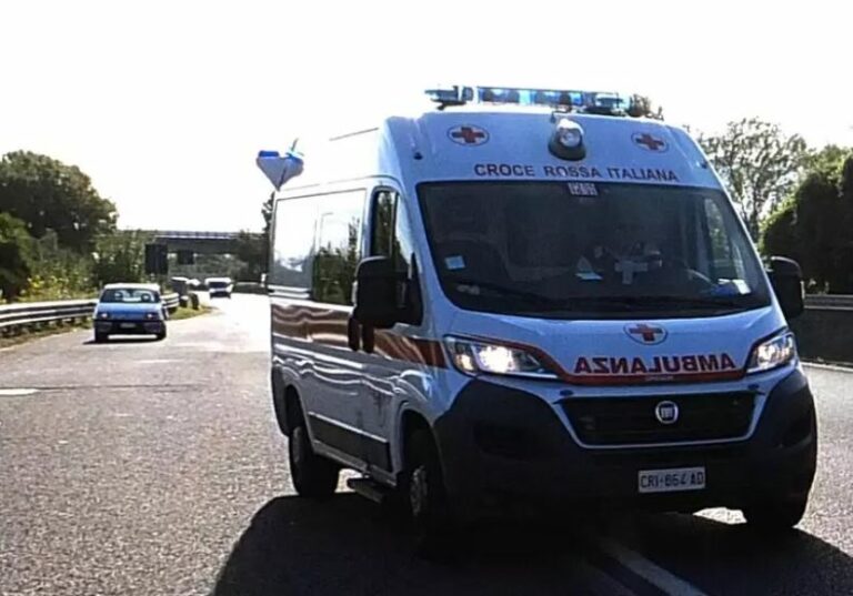 Scontro tra auto e moto, 26enne in codice rosso all’ospedale