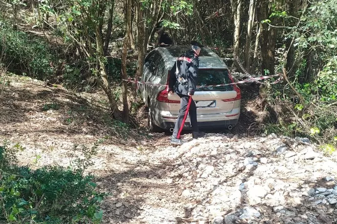 Assalto a portavalori, ritrovata seconda delle 3 auto usate fuga
