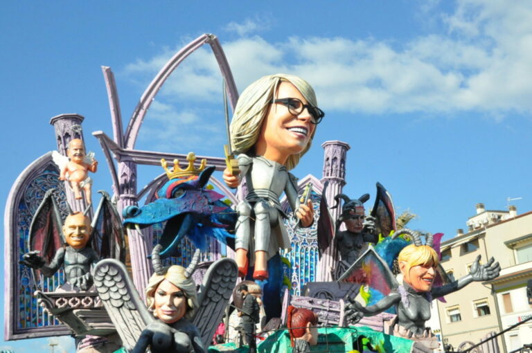 Futuro digitale, social, pace e satira: la magia del Carnevale invade Viareggio