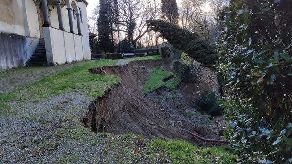 Una frana ha portato via una lunga porzione di muro e bosco davanti al convento di Giaccherino