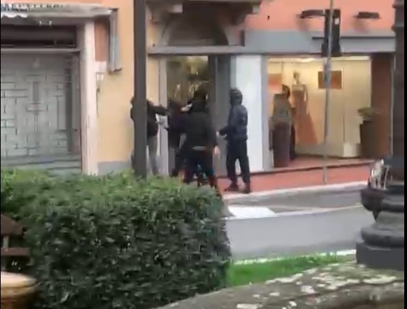 Montecatini. Episodio di violenza in via Roma in tre aggrediscono un giovane