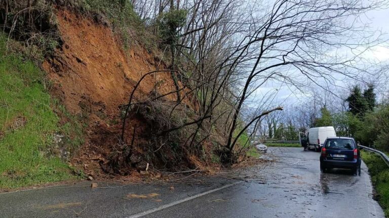 Strade Provinciali punteggiate da frane e chiuse a tratti in collina e sulla montagna