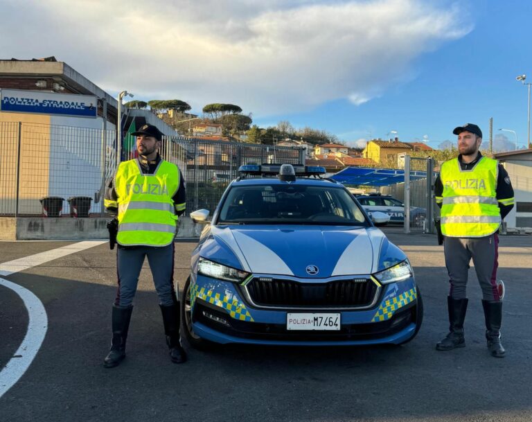 Il malore in autostrada, i poliziotti salvano la vita a un turista