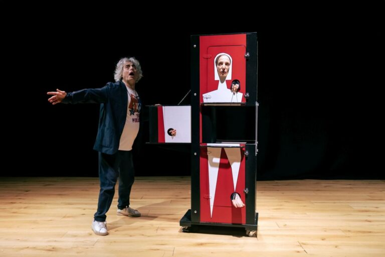 “Abracadabra”: il fascino di una magia sospesa tra vita e morte