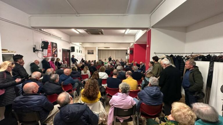 La sanità scuote i cittadini, una folla all’incontro del Partito democratico a Capostrada