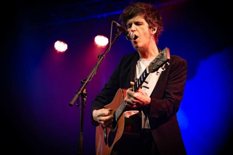 Dente al Viper: una tappa intima del Santa Tenerezza Tour