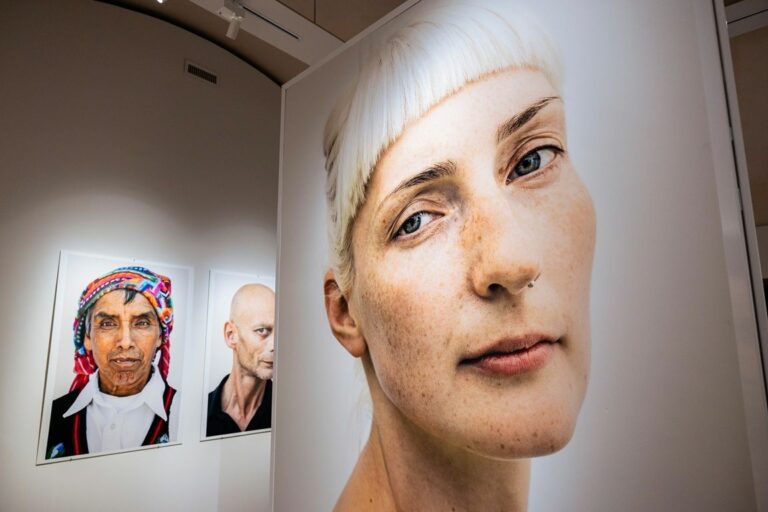 “Razza Umana”: in mostra a Palazzo Blu i volti fotografati da Oliviero Toscani