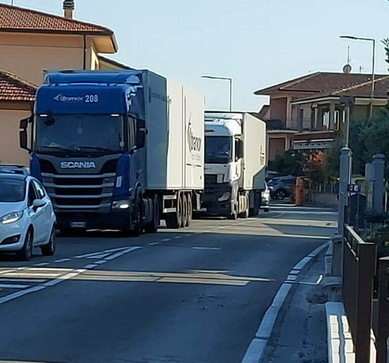 Pieve a Nievole. In via delle Cantarelle i mezzi pesanti ignorano l’ordinanza della Provincia