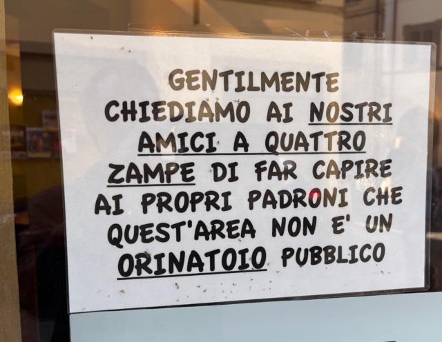 Prato, alcune strade diventate latrine a cielo aperto: la protesta dei cittadini