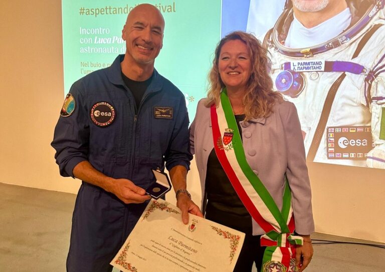 La sindaca Bugetti consegna il Gigliato d’argento a Luca Parmitano