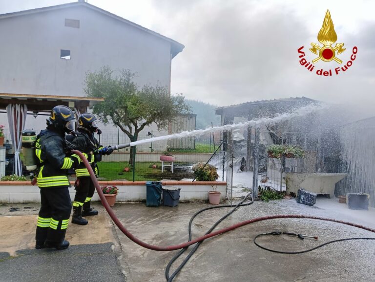 Quarrata, a fuoco due capannoni