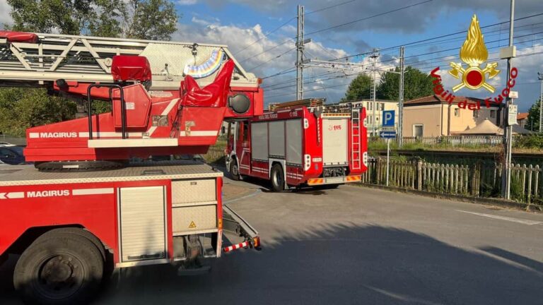 Cade sui binari e non riesce a uscire dalla zona ferroviaria. Recuperato dai vigili del fuoco