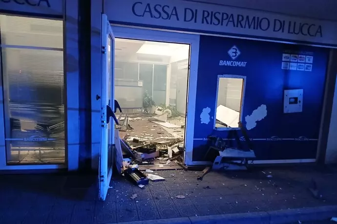 Furti a bancomat, due gli sportelli fatti saltare in Versilia