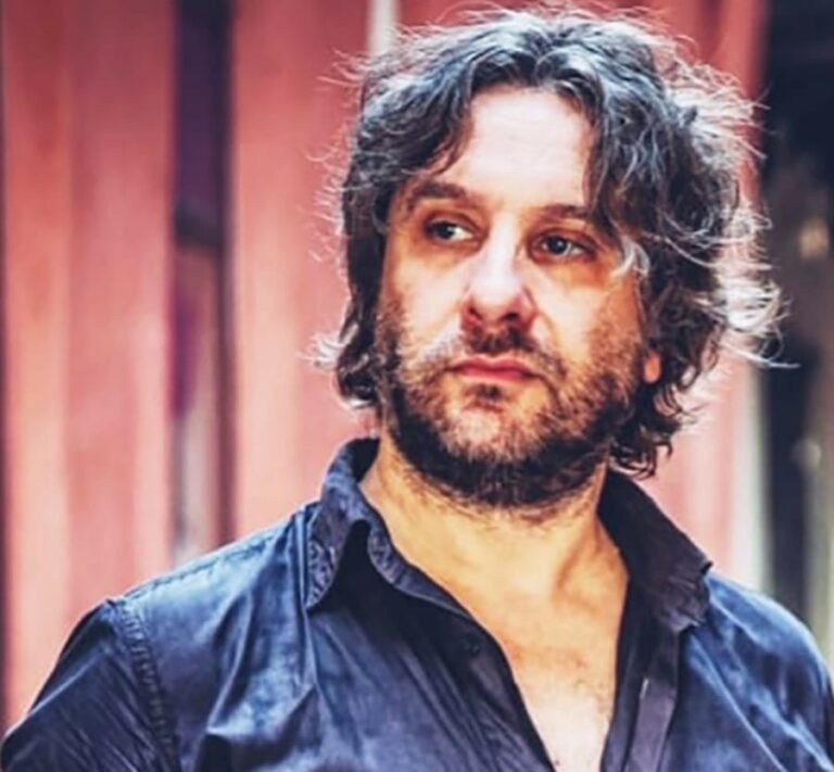 Cosimo Bianciardi, nella sua musica la consapevolezza di vivere dentro l’assurdità di un presente distratto