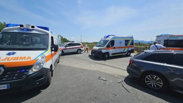 Gravissimo incidente in via Toscana, cinque feriti. Tredicenne ricoverata al Meyer