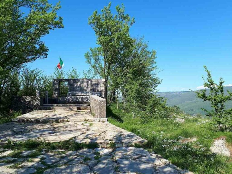 Tra la roccia e il tramontano: il mausoleo di Curzio Malaparte