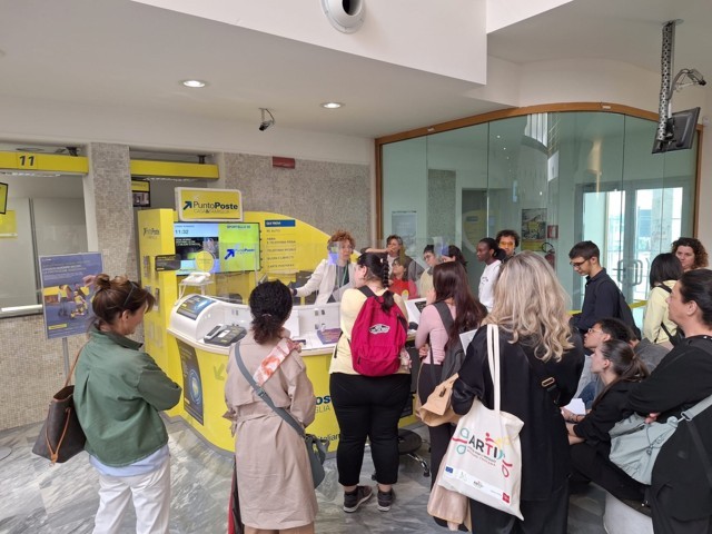 Gli studenti del Liceo artistico “Petrocchi” in visita all’ufficio postale di via Roma