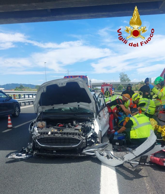 Versilia, auto si cappotta al casello il conducente si amputa un braccio