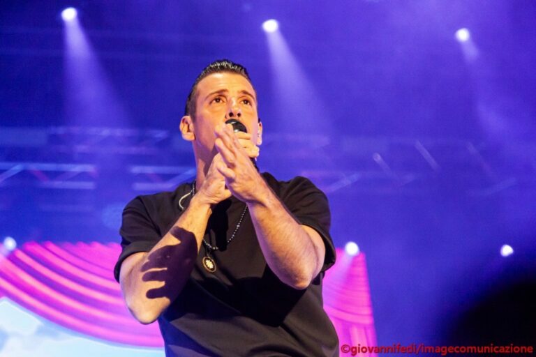 Musica, leggerezza, la dedica a Pistoia: Francesco Gabbani emoziona piazza Duomo