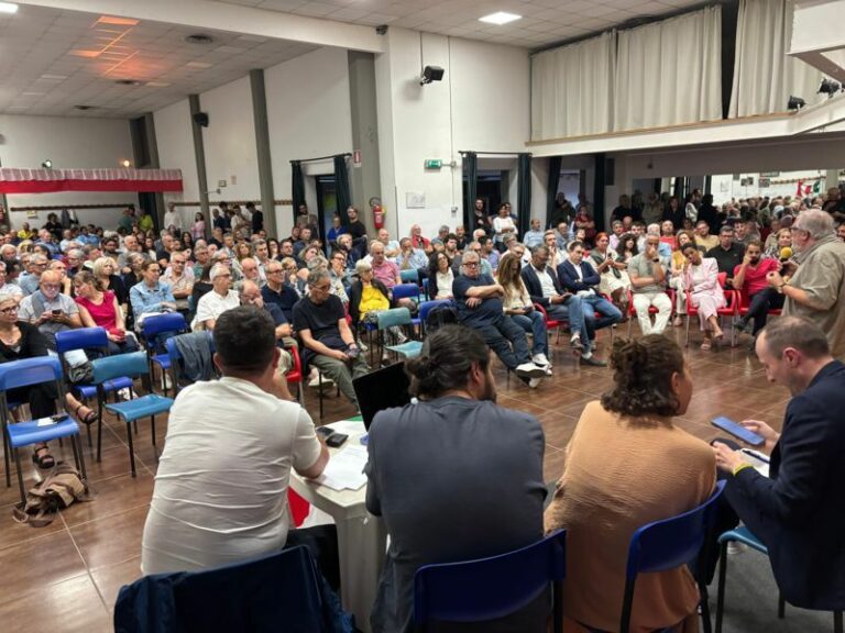 Assemblea del Pd, a Galciana esplode la rabbia dei cittadini. Biagioni sotto accusa