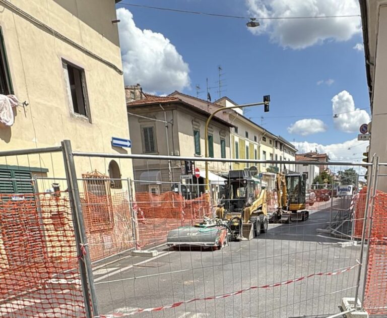 Prato, protesta dei commercianti per il caos del cantiere a Narnali