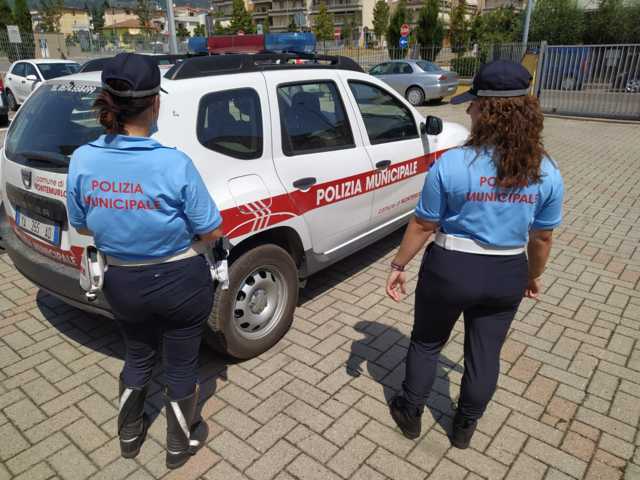 Sicurezza stradale: reato per chi fugge all’alt con condotte pericolose