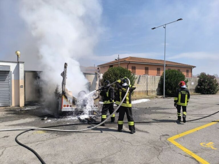 Furgone in fiamme all’ingresso dell’ippodromo Sesana
