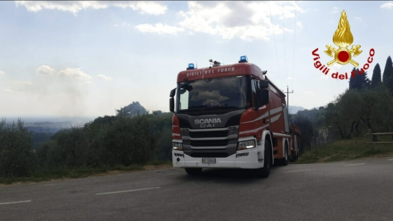 Due incendi di vegetazione a Prato