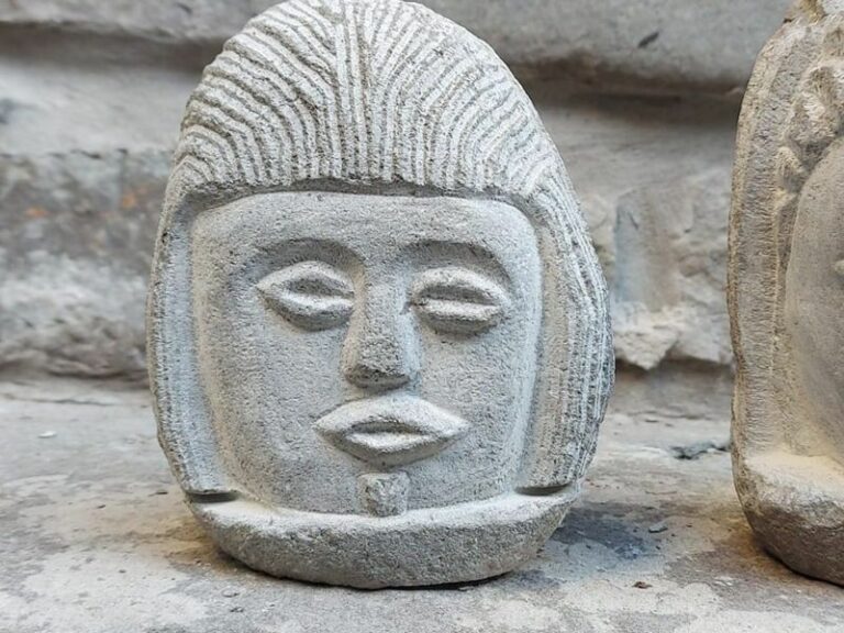 “Volti di pietra”, l’antica tradizione degli scalpellini dell’Appennino in una mostra a Castelluccio